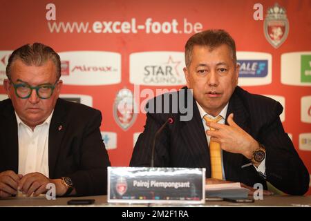 Patrick Declerck, président de Mouscron, et Thai Pairoj Piempongsant, nouvel actionnaire de Mouscron, photographiés lors d'une conférence de presse de l'équipe belge de football de première division Royal Excel Mouscron, à Mouscron, le mardi 08 mai 2018, pour présenter leur nouvel actionnaire. BELGA PHOTO VIRGINIE LEFOUR Banque D'Images