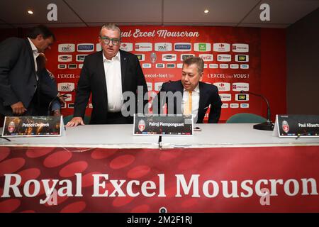 Patrick Declerck, président de Mouscron, et Thai Pairoj Piempongsant, nouvel actionnaire de Mouscron, photographiés lors d'une conférence de presse de l'équipe belge de football de première division Royal Excel Mouscron, à Mouscron, le mardi 08 mai 2018, pour présenter leur nouvel actionnaire. BELGA PHOTO VIRGINIE LEFOUR Banque D'Images