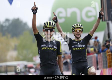 Colombian Esteban Chaves de Mitchelton - Scott et Simon Yates de Mitchelton en Grande-Bretagne - Scott fête après la phase 6 de l'édition 101st de la tournée à vélo Giro d'Italia, 164km de Caltanissetta à Etna, Italie, jeudi 10 mai 2018. BELGA PHOTO YUZURU SUNADA FRANCE OUT Banque D'Images