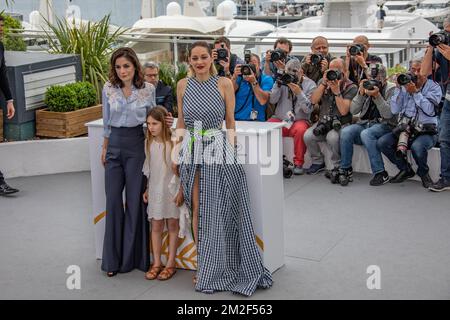Photo du film "Gueule d'Ange", avec la Directrice Vanessa Filho, l'actrice Ayline Aksoy-Etaix et l'actrice Marion Cottilard, pendant le 71 ème Festival de Cannes, au Palais des Festival de Cannes. | Photocall du film « Gueule d'Ange », avec la réalisatrice Vanessa Filho, l'actrice Ayline Aksoy-Etaix et l'actrice Marion Cottilard, durant le 71 eme Festival de Cannes, au palais des Festival à Cannes. 12/05/2018 Banque D'Images