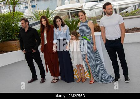 Photo du film "Gueule d'Ange", avec l'acteur de droite Alban Lenoir, l'actrice Marion Cotillard, l'actrice Ayline Aksoy-Etaix, la réalisatrice Vanessa Filho, l'actrice Amélie Daure et l'actrice Stephane Rideau lors du 71 ème Festival de Cannes, au Palais des Festival de Cannes. | Photocall du film « Gueule d'Ange », avec de droit à gauche l'acteur Alban Lenoir, l'actrice Marion Cotillard, l'actrice Ayline Aksoy-Etaix, la réalisatrice Vanessa Filho, actrice Amélie Daure et l'acteur Stephane Rideau Festival, durant de Cannes à Cannes 71. 12/05/2018 Banque D'Images