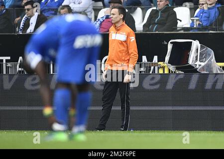 L'illustration montre l'écran Video Assistant Referee (VAR) pendant le match Jupiler Pro League entre KRC Genk et Sporting Charleroi, à Genk, dimanche 13 mai 2018, le neuvième jour du Play-off 1 du championnat belge de football. BELGA PHOTO YORICK JANSENS Banque D'Images