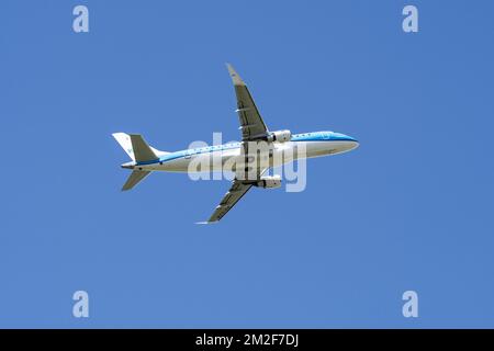 KLM Cityhopper Embraer 175, avion de ligne bimoteur moyenne gamme en vol | KLM Cityhopper Embraer 175 destination aux vols régionaux sur de courtes distances en vol 06/05/2018 Banque D'Images