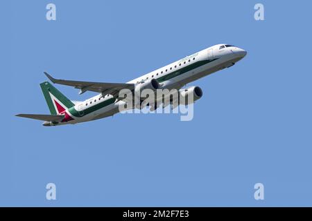 Embraer ERJ-190-100LR, avion à deux moteurs de moyenne portée à corps étroit d'Alitalia CityLiner, compagnie aérienne italienne en vol bleu | Embraer ERJ-190-100LR, avion civil d'Alitalia CityLiner, compagnie aérienne italienne en vol 06/05/2018 Banque D'Images