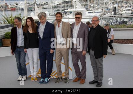 Alessandro Lo Monaco, Samanta Gandolfi Branca, Wim Wenders, Ignazio Oliva, David Rosier and Andrea Gambetta attends the photocall for 'Pope Francis - A Man Of His Word' during the 71st annual Cannes Film Festival at Palais des Festivals | Alessandro Lo Monaco, Samanta Gandolfi Branca, Wim Wenders, Ignazio Oliva, David Rosier et Andrea Gambetta assistent au photocall de ' Le Pape François -Un homme de sa parole ' lors de la 71e édition annuelle du Festival de Cannes au Palais des Festivals . 13/05/2018 Stock Photo