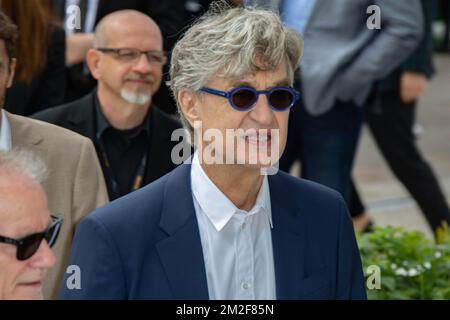 Wim Wenders assiste au photocall de ' le Pape François - Un homme de sa parole ' lors du Festival annuel de Cannes 71st au Palais des Festivals | Wim Wenders assiste au photocall de ' le Pape François - un homme de sa libération conditionnelle ' lors de la 71e édition annuelle du Festival de Cannes au Palais des Festivals . 13/05/2018 Banque D'Images