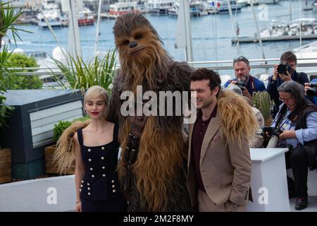 Emilia Clarke, Chewbacca and Alden Ehrenreich attends the photocall for 'Solo: A Star Wars Story' during the 71st annual Cannes Film Festival at Palais des Festivals | Emilia Clarke, Chewbacca et Alden Ehrenreich assistent au photocall de 'Solo : A Star Wars Story' lors du 71e Festival de Cannes au Palais des Festivals 15/05/2018 Stock Photo