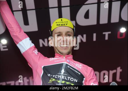 Simon Yates de Mitchelton en Grande-Bretagne - Scott fête avec le maillot général après la phase 13 de l'édition 101st de la tournée à vélo Giro d'Italia, 180km de Ferrara à Nervesa della Battaglia, Italie, vendredi 18 mai 2018. BELGA PHOTO YUZURU SUNADA FRANCE OUT Banque D'Images