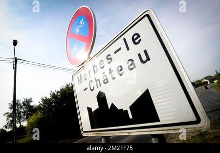 L'illustration montre le nom de la municipalité de Merbes-le-Château sur un panneau routier, le mardi 22 mai 2018. BELGA PHOTO VIRGINIE LEFOUR Banque D'Images