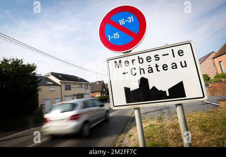 L'illustration montre le nom de la municipalité de Merbes-le-Château sur un panneau routier, le mardi 22 mai 2018. BELGA PHOTO VIRGINIE LEFOUR Banque D'Images