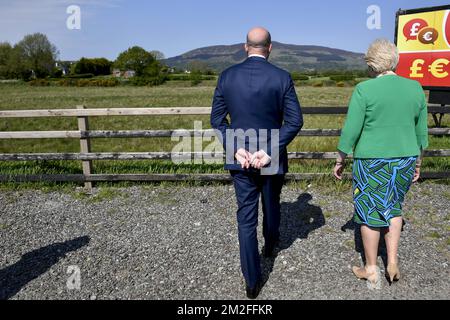 Le Premier ministre belge Charles Michel et le ministre irlandais des affaires Heather Humphreys photographiés lors d'une visite à la frontière avec l'Irlande du Nord, en Irlande, le jeudi 24 mai 2018. Le PM belge effectue une visite de travail de deux jours à Londres et Dublin. BELGA PHOTO DIRK WAEM Banque D'Images