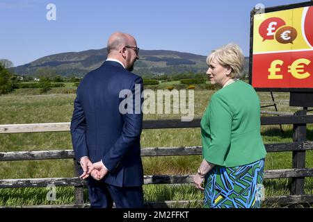 Le Premier ministre belge Charles Michel et le ministre irlandais des affaires Heather Humphreys photographiés lors d'une visite à la frontière avec l'Irlande du Nord, en Irlande, le jeudi 24 mai 2018. Le PM belge effectue une visite de travail de deux jours à Londres et Dublin. BELGA PHOTO DIRK WAEM Banque D'Images