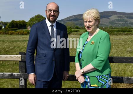 Le Premier ministre belge Charles Michel et le ministre irlandais des affaires Heather Humphreys photographiés lors d'une visite à la frontière avec l'Irlande du Nord, en Irlande, le jeudi 24 mai 2018. Le PM belge effectue une visite de travail de deux jours à Londres et Dublin. BELGA PHOTO DIRK WAEM Banque D'Images