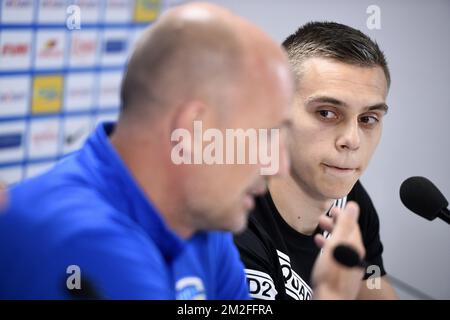 Philippe Clement, entraîneur en chef de Genk, et Leandro Trossard de Genk, photographiés lors d'une conférence de presse de l'équipe belge de football de première ligue KRC Genk, jeudi 24 mai 2018 à Genk. BELGA PHOTO YORICK JANSENS Banque D'Images