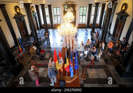 L'illustration montre une personne signant (et d'autres personnes attendant en ligne) un livre de condoléances, ouvert à l'hôtel de ville de Liège, le mercredi 30 mai 2018. Un homme armé, Benjamin Herman, a abattu deux policiers et un passant. Le tireur était en congé de prison et a été abattu par la police. BELGA PHOTO VIRGINIE LEFOUR Banque D'Images