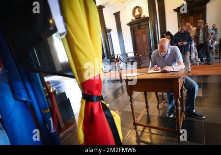 L'illustration montre une personne signant (et d'autres personnes attendant en ligne) un livre de condoléances, ouvert à l'hôtel de ville de Liège, le mercredi 30 mai 2018. Un homme armé, Benjamin Herman, a abattu deux policiers et un passant. Le tireur était en congé de prison et a été abattu par la police. BELGA PHOTO VIRGINIE LEFOUR Banque D'Images