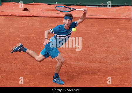 Corentin Moutet retourne le ballon, lors d'un match entre le belge David Goffin (ATP 9) et le français Corentin Moutet (ATP 141) lors de la deuxième manche des singles hommes au tournoi de tennis Roland Garros French Open, à Paris, en France, le mercredi 30 mai 2018. Le tirage principal du Grand Chelem Roland Garros de cette année a lieu du 27 mai au 10 juin. BELGA PHOTO BENOIT DOPPAGNE Banque D'Images