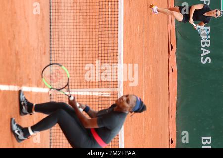 Kirsten Flipkens Belge et American Serena Williams photographiés en action lors d'un match de double tennis au deuxième tour des doubles femmes au tournoi de tennis Roland Garros French Open, à Paris, France, vendredi 01 juin 2018. Le tirage principal du Grand Chelem Roland Garros de cette année a lieu du 27 mai au 10 juin. BELGA PHOTO BENOIT DOPPAGNE Banque D'Images