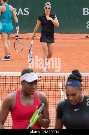 American venus Williams, Belge Kirsten Flipkens et American Serena Williams photographiés lors d'un match de double tennis entre l'Italien Sara Errani et le Belge Kirsten Flipkens contre US venus et Serena Williams, dans le deuxième tour des doubles femmes au tournoi de tennis Roland Garros French Open, à Paris, France, Vendredi 01 juin 2018. Le tirage principal du Grand Chelem Roland Garros de cette année a lieu du 27 mai au 10 juin. BELGA PHOTO BENOIT DOPPAGNE Banque D'Images