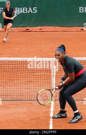 Kirsten Flipkens Belge et American Serena Williams photographiés en action lors d'un match de double tennis au deuxième tour des doubles femmes au tournoi de tennis Roland Garros French Open, à Paris, France, vendredi 01 juin 2018. Le tirage principal du Grand Chelem Roland Garros de cette année a lieu du 27 mai au 10 juin. BELGA PHOTO BENOIT DOPPAGNE Banque D'Images