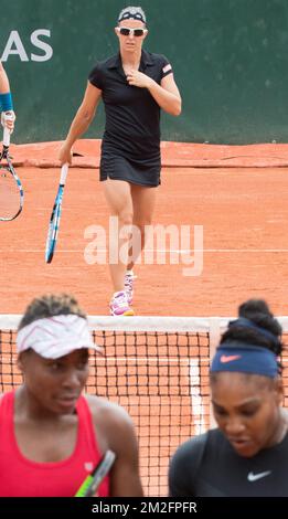 American venus Williams, Belge Kirsten Flipkens et American Serena Williams photographiés lors d'un match de double tennis entre l'Italien Sara Errani et le Belge Kirsten Flipkens contre US venus et Serena Williams, dans le deuxième tour des doubles femmes au tournoi de tennis Roland Garros French Open, à Paris, France, Vendredi 01 juin 2018. Le tirage principal du Grand Chelem Roland Garros de cette année a lieu du 27 mai au 10 juin. BELGA PHOTO BENOIT DOPPAGNE Banque D'Images