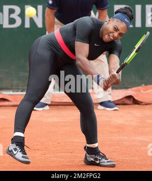 American Serena Williams photographié en action lors d'un match de tennis double entre l'Italien Sara Errani et le Belge Kirsten Flickens contre US venus et Serena Williams, dans le deuxième tour des doubles féminins au tournoi de tennis Roland Garros French Open, à Paris, France, vendredi 01 juin 2018. Le tirage principal du Grand Chelem Roland Garros de cette année a lieu du 27 mai au 10 juin. BELGA PHOTO BENOIT DOPPAGNE Banque D'Images