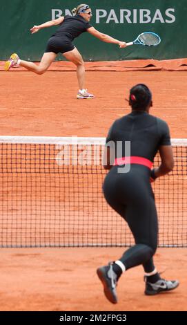 Kirsten Flipkens Belge (haut) et American Serena Williams photographiés en action lors d'un double jeu de tennis entre l'Italien Sara Errani et le Belge Kirsten Flipkens contre US venus et Serena Williams, dans le deuxième tour des doubles femmes au tournoi de tennis Roland Garros French Open, à Paris, France, Vendredi 01 juin 2018. Le tirage principal du Grand Chelem Roland Garros de cette année a lieu du 27 mai au 10 juin. BELGA PHOTO BENOIT DOPPAGNE Banque D'Images