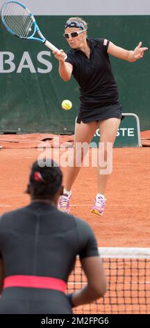 Kirsten Flipkens Belge (haut) et American Serena Williams photographiés en action lors d'un double jeu de tennis entre l'Italien Sara Errani et le Belge Kirsten Flipkens contre US venus et Serena Williams, dans le deuxième tour des doubles femmes au tournoi de tennis Roland Garros French Open, à Paris, France, Vendredi 01 juin 2018. Le tirage principal du Grand Chelem Roland Garros de cette année a lieu du 27 mai au 10 juin. BELGA PHOTO BENOIT DOPPAGNE Banque D'Images