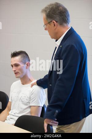 Dimitri Herman et Alain Klinkenberg, PDG de CIMEDE, photographiés lors d'une conférence de presse organisée par l'atelier de l'avenir à Grace-Hollogne avec le frère du tournage de Liège Benjamin Herman, mercredi 20 juin 2018, à Grace-Hollogne. Certains médias ont annoncé ce matin un mandat de perquisition pour Dimitri Herman. Une conférence de presse a été organisée pour affirmer qu'il n'y a pas de tel saerching, Dimitri n'a été entendu par la police que comme témoin après la fusillade impliquant son frère. BELGA PHOTO BENOIT DOPPAGNE Banque D'Images