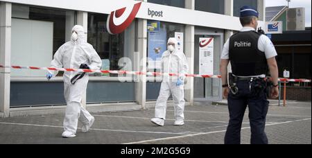 L'illustration montre la police judiciaire sur le site d'une tentative de vol de la machine à billets ATM, avec des explosifs, au bureau de poste de Lommel, le jeudi 21 juin 2018. La nuit dernière, il y a eu deux tentatives de vols à l'explosif dans les bureaux de poste de la province de Limbourg, les dernières semaines il y en a eu plusieurs. BELGA PHOTO YORICK JANSENS Banque D'Images