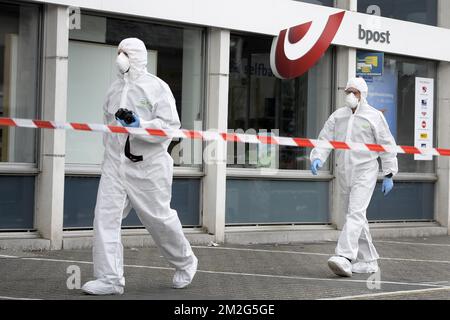 L'illustration montre la police judiciaire sur le site d'une tentative de vol de la machine à billets ATM, avec des explosifs, au bureau de poste de Lommel, le jeudi 21 juin 2018. La nuit dernière, il y a eu deux tentatives de vols à l'explosif dans les bureaux de poste de la province de Limbourg, les dernières semaines il y en a eu plusieurs. BELGA PHOTO YORICK JANSENS Banque D'Images