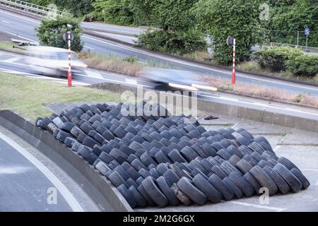 Les vieux pneus se sont rassemblés le long d'une route. Pollution visuelle | Vieux pneu de véhicules regroupes - pollution visuelle 22/06/2018 Banque D'Images