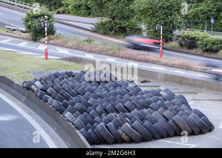 Les vieux pneus se sont rassemblés le long d'une route. Pollution visuelle | Vieux pneu de véhicules regroupes - pollution visuelle 22/06/2018 Banque D'Images