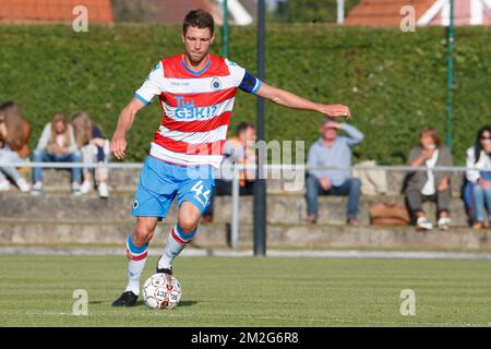 Le club de Brandon Mechele se bat pour le ballon lors d'un match amical, le premier de la nouvelle saison 2018-2019 pour le Club Brugge, entre KFC Heist et le Club Brugge, à Heist-aan-Zee, le vendredi 22 juin 2018. BELGA PHOTO KURT DESPLENTER Banque D'Images