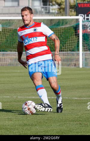 Alexander Scholz du Club lutte pour le ballon lors d'un match amical, le premier de la nouvelle saison 2018-2019 pour le Club Brugge, entre KFC Heist et le Club Brugge, à Heist-aan-Zee, le vendredi 22 juin 2018. BELGA PHOTO KURT DESPLENTER Banque D'Images