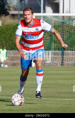 Alexander Scholz du Club lutte pour le ballon lors d'un match amical, le premier de la nouvelle saison 2018-2019 pour le Club Brugge, entre KFC Heist et le Club Brugge, à Heist-aan-Zee, le vendredi 22 juin 2018. BELGA PHOTO KURT DESPLENTER Banque D'Images