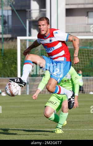 Alexander Scholz du Club lutte pour le ballon lors d'un match amical, le premier de la nouvelle saison 2018-2019 pour le Club Brugge, entre KFC Heist et le Club Brugge, à Heist-aan-Zee, le vendredi 22 juin 2018. BELGA PHOTO KURT DESPLENTER Banque D'Images