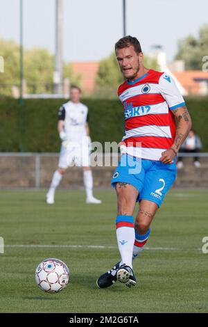 Alexander Scholz du Club lutte pour le ballon lors d'un match amical, le premier de la nouvelle saison 2018-2019 pour le Club Brugge, entre KFC Heist et le Club Brugge, à Heist-aan-Zee, le vendredi 22 juin 2018. BELGA PHOTO KURT DESPLENTER Banque D'Images