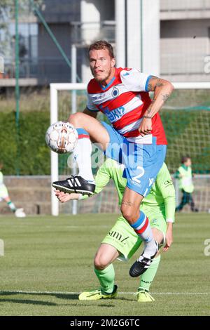 Alexander Scholz du Club lutte pour le ballon lors d'un match amical, le premier de la nouvelle saison 2018-2019 pour le Club Brugge, entre KFC Heist et le Club Brugge, à Heist-aan-Zee, le vendredi 22 juin 2018. BELGA PHOTO KURT DESPLENTER Banque D'Images