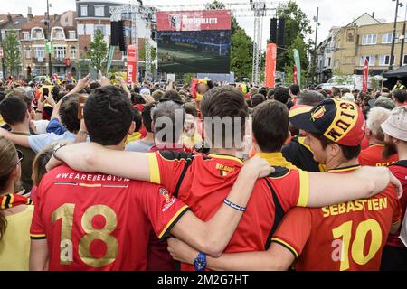 Écran géant pour les supporters de football et pour les familles du cadran sur la place Dumont. | Ecran géant a la place Dumont pour le mondial de football - rassemblement populaire des supporters des diables rouges. 23/06/2018 Banque D'Images