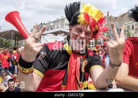 Écran géant pour les supporters de football et pour les familles du cadran sur la place Dumont. | Ecran géant a la place Dumont pour le mondial de football - rassemblement populaire des supporters des diables rouges. 23/06/2018 Banque D'Images