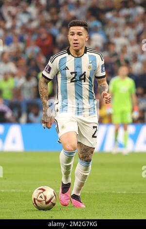 Al Daayen, Qatar - 13 décembre 2022, Enzo Fernandez de l'Argentine pendant la coupe du monde de la FIFA 2022, demi-finale du match de football entre l'Argentine et la Croatie sur 13 décembre 2022 au stade Lusail à Al Daayen, Qatar - photo: Jean Catuffe/DPPI/LiveMedia Banque D'Images