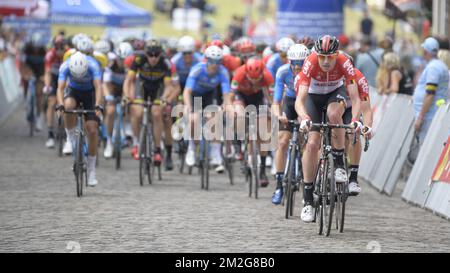 Belge Frederik Frison de Lotto Soudal dirige le pack des coureurs lors des championnats d'élite de cyclisme belge à Binche, une course de 223,6 km, dimanche 24 juin 2018, à Binche. BELGA PHOTO YORICK JANSENS Banque D'Images