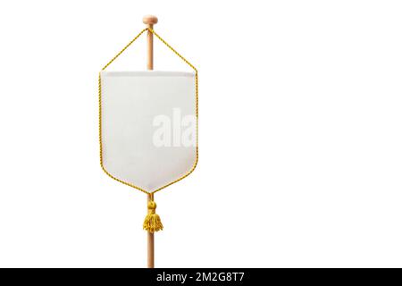 Tissu blanc Pennant vierge avec franges dorées sur fond blanc. Indicateur de bannière d'informations isolé Banque D'Images