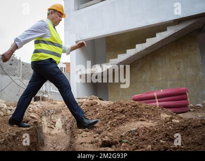 Le ministre wallon Président Willy Borsus photographié lors d'une visite sur le chantier de l'Ecole Belge à Rabat, le premier jour d'une mission avec le ministre-président wallon Borsus au Maroc, le lundi 25 juin 2018. BELGA PHOTO BENOIT DOPPAGNE Banque D'Images