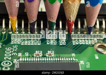 crayons de couleur sur une carte verte du microprocesseur, gros plan de la mise au point Banque D'Images