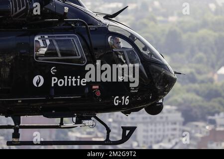 Le roi Philippe - Filip de Belgique pilote un hélicoptère à l'occasion de la célébration du 25th anniversaire du département du soutien aérien de la police fédérale, à Melsbroek, le mardi 26 juin 2018. BELGA PHOTO THIERRY ROGE Banque D'Images