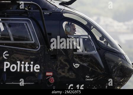 Le roi Philippe - Filip de Belgique pilote un hélicoptère à l'occasion de la célébration du 25th anniversaire du département du soutien aérien de la police fédérale, à Melsbroek, le mardi 26 juin 2018. BELGA PHOTO THIERRY ROGE Banque D'Images