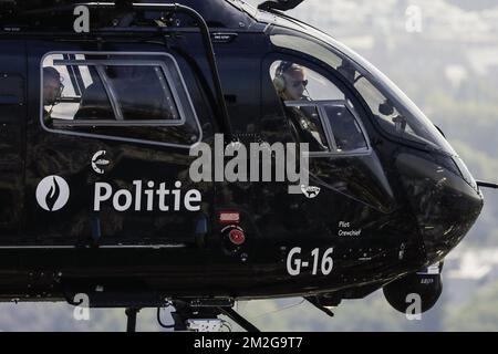 Le roi Philippe - Filip de Belgique pilote un hélicoptère à l'occasion de la célébration du 25th anniversaire du département du soutien aérien de la police fédérale, à Melsbroek, le mardi 26 juin 2018. BELGA PHOTO THIERRY ROGE Banque D'Images