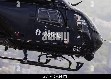 Le roi Philippe - Filip de Belgique pilote un hélicoptère à l'occasion de la célébration du 25th anniversaire du département du soutien aérien de la police fédérale, à Melsbroek, le mardi 26 juin 2018. BELGA PHOTO THIERRY ROGE Banque D'Images